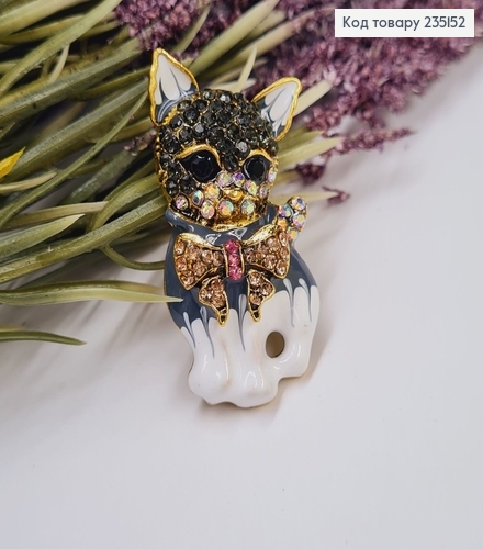 Брошка "Кот с бантиком" в разноцветных камушках 4.5*2 см, cеро-белая эмаль. 235152 фото 1