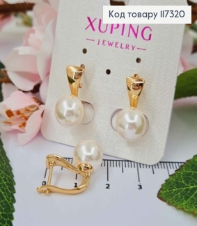 Серьги с жемчужиной 1см на изогнутой пластине, дл. 2см, англ застежка, Xuping 18К 117320 фото