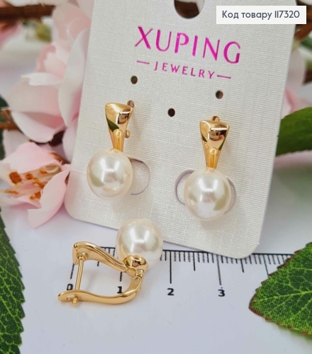 Серьги с жемчужиной 1см на изогнутой пластине, дл. 2см, англ застежка, Xuping 18К 117320 фото 1