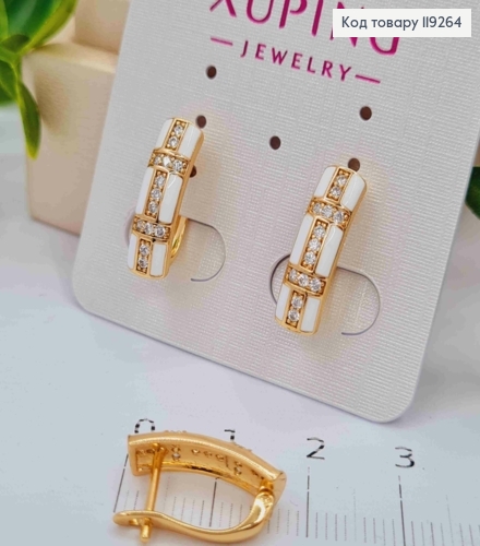Серьги Прямоугольные с Белой эмалью и Блестящими камешками, 1,7см, английская застежка, Xuping 18K 119264 фото 1