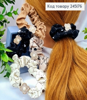 Резинка жатка, з брошкою Van Cleef з камінцями та Перлинкою, Пастельні кольори в асортименті 245176 фото