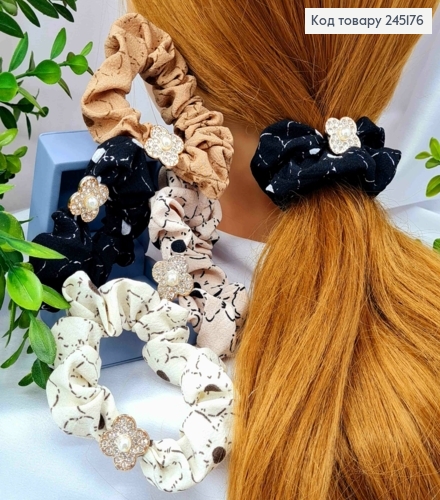 Резинка жатка, с брошью Van Cleef с камешками и жемчужиной, пастельные цвета в ассортименте. 245176 фото 1