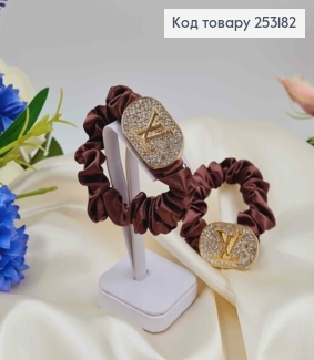 Резинка жатка 6см, Коричневого кольору, з пластинкою "Луї Вітон" в камінцях 253182 фото