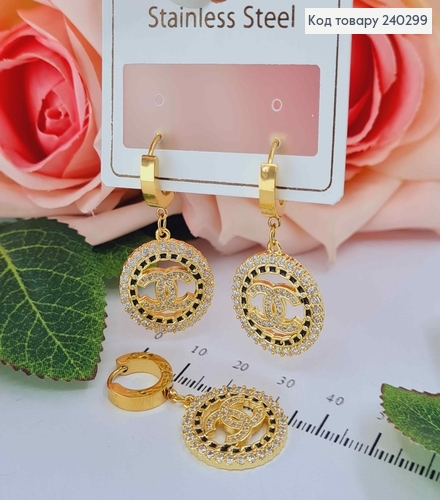 Серьги кольца, золотого цвета, с подвеской "Шанель", 2см., в ободке в камнях, сталь Stainless Steel 240299 фото 1