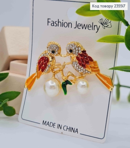Брошь металл "ПТИЦЫ" с Блестящими камнями и Жемчужинами, 5,5см, с Желтыми хвостами, Золотая 235517 фото 1