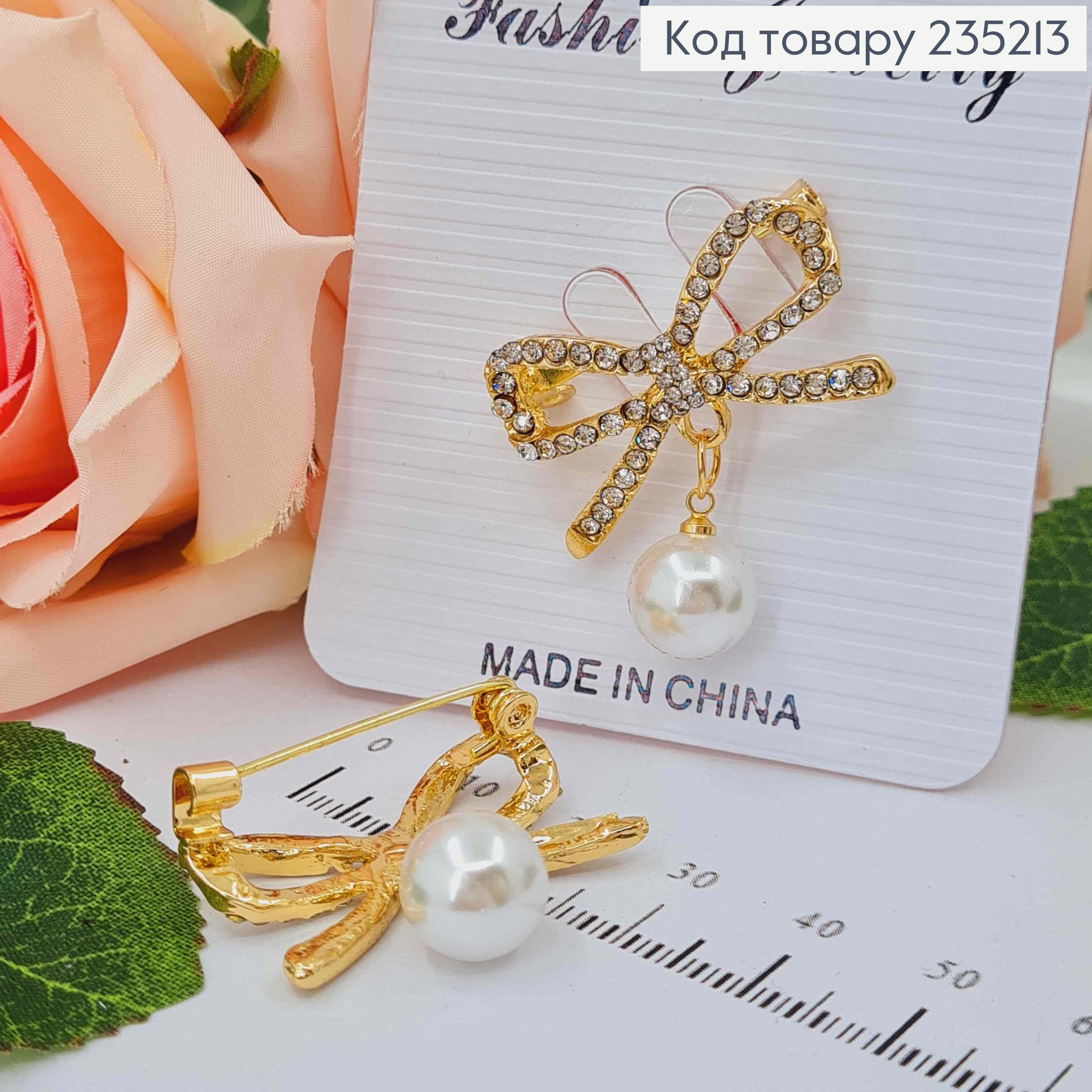 Брошь металл "Бантик" золотого цвета, в камешках, с жемчужиной 3см 235213 фото 2