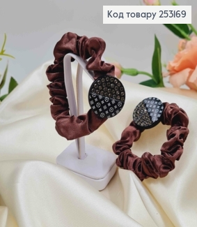 Резинка жатка 6см, Коричневого кольору, з круглою пластинкою "Луї Вітон" з камінцями 253169 фото