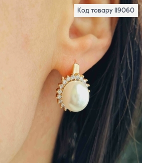 Серьги с жемчужиной в оправе из блестящих камней, 1,7см, английская застежка, Xuping 18K. 119060 фото