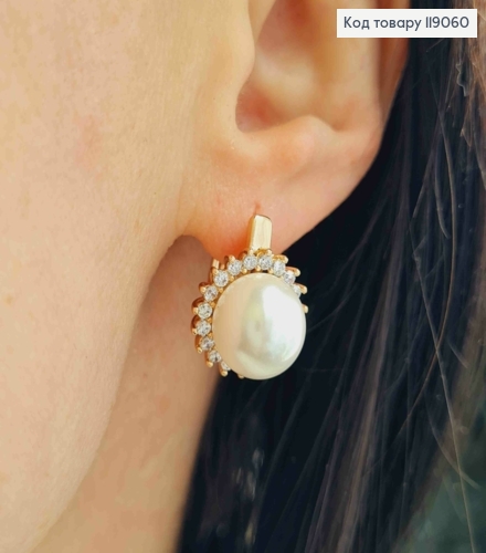 Серьги с жемчужиной в оправе из блестящих камней, 1,7см, английская застежка, Xuping 18K. 119060 фото 1