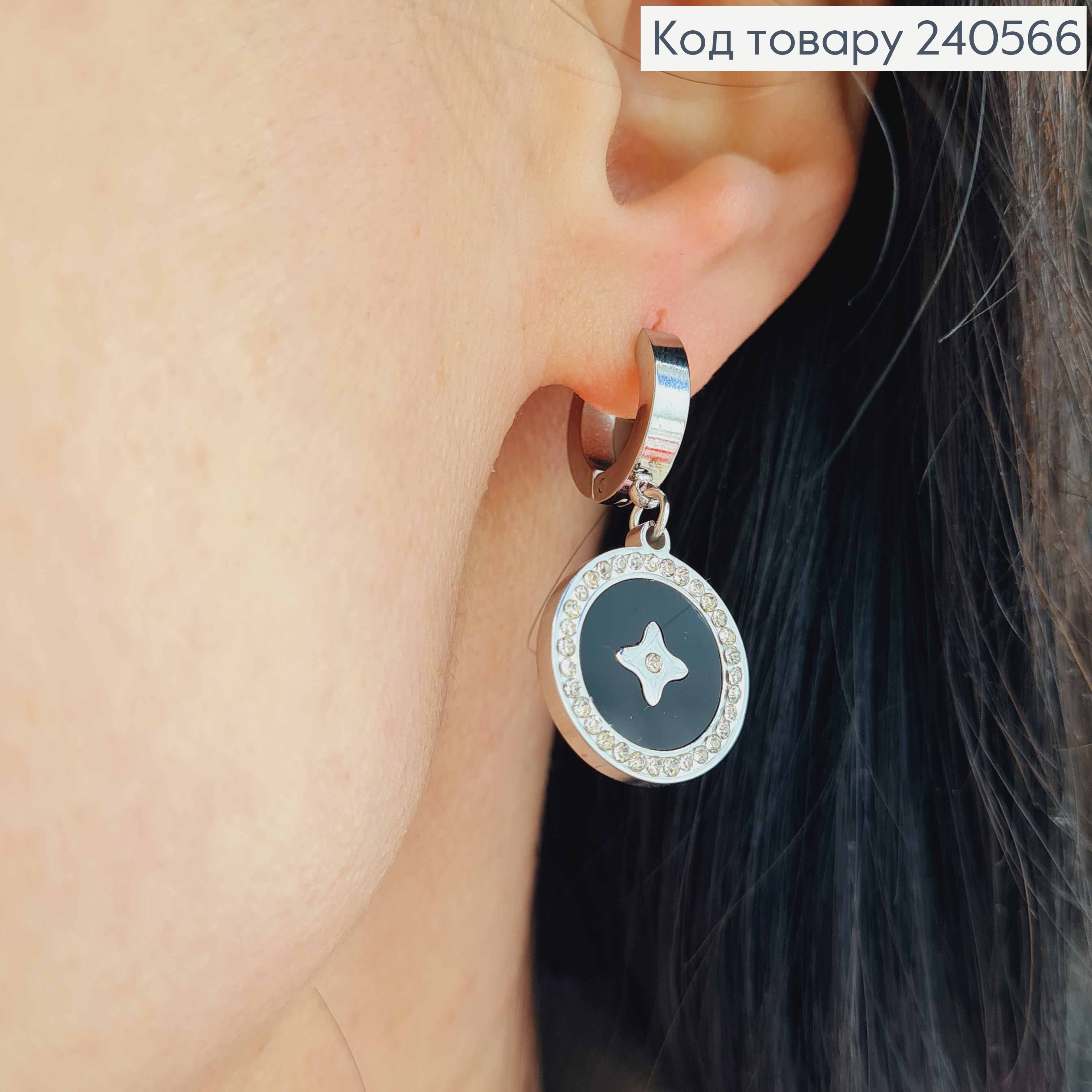 Серьги кольца, подвеска "LV" с черной эмалью, в камешках, 1,5см, серебряного цвета, сталь Stainless Steel 260040 фото 3