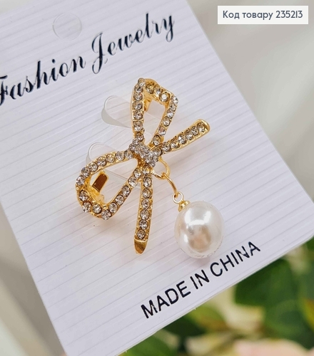 Брошь металл "Бантик" золотого цвета, в камешках, с жемчужиной 3см 235213 фото 1