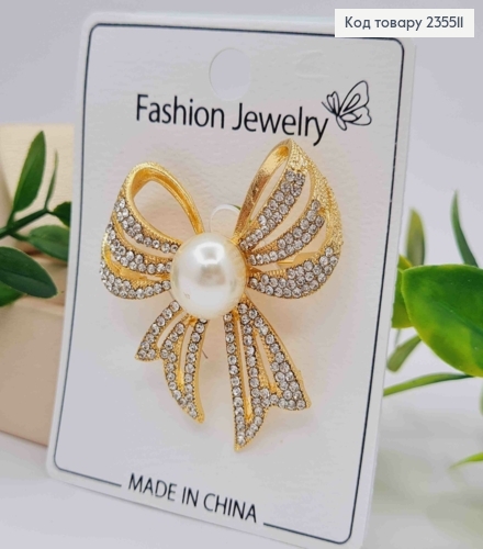 Брошка метал "БАНТИК" прикрашена Блискучими камінцями та Перлинкою, 4*4см, Золотого кольору 235511 фото 1