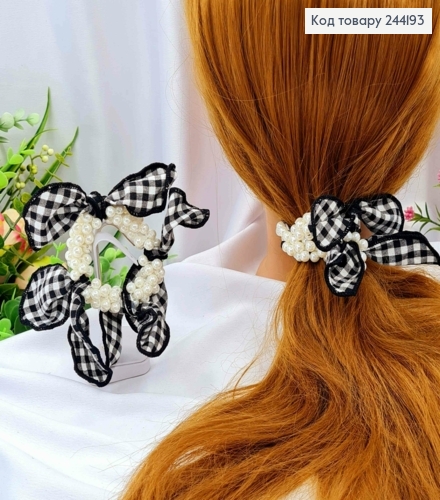 Резинка с бусинками и с завязанными платками, диаметр 6 см, черно-белого цвета. 244193 фото 1