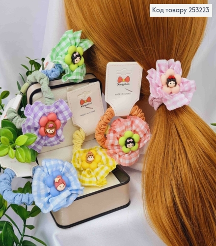 Резинка детская, жатка, с куклами на цветочке (6см), диаметр 6см, цвета в ассортименте 253223 фото 1