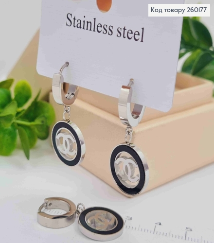 Серьги кольца, серебряного цвета, с подвеской "ШАНЕЛЬ" (1,5см), диаметр 1,3см, сталь Stainless Steel 260177 фото 2