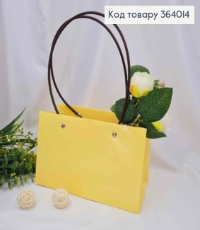 Флористическая сумочка глянцевая БЛЕДНО-ЖЕЛТАЯ, для цветов и подарков, с пластиковыми ручками 22*11*13,5см 364014 фото